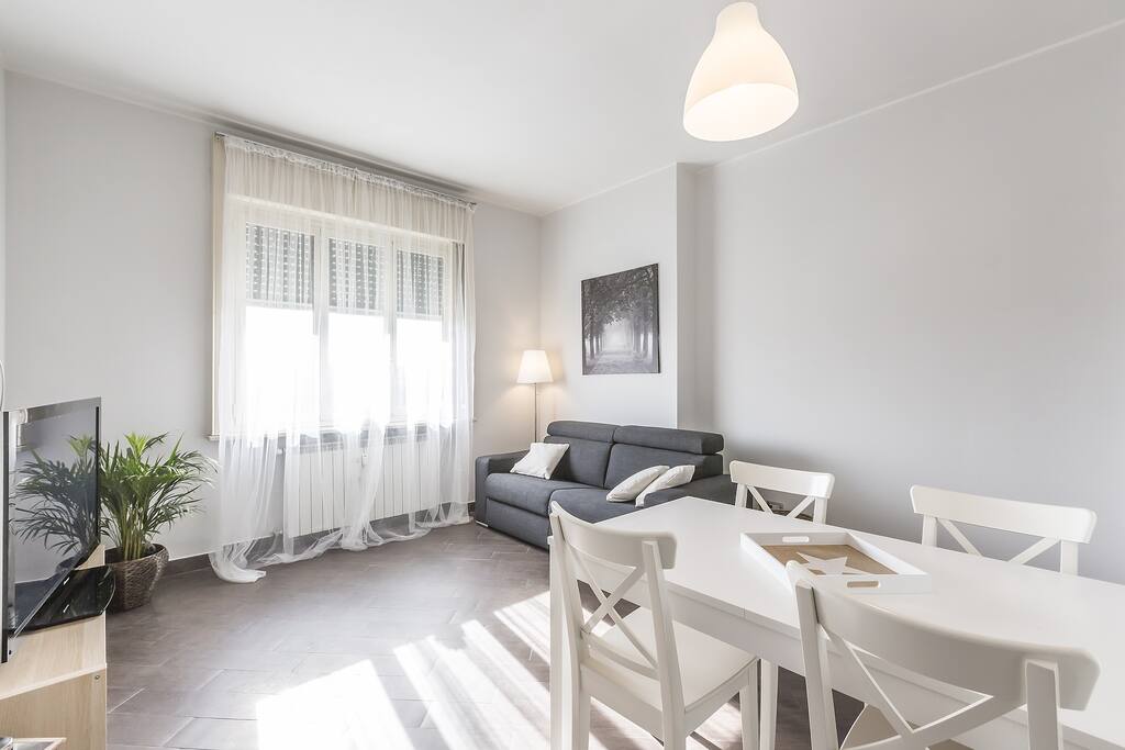 Living room with a big table for 6
