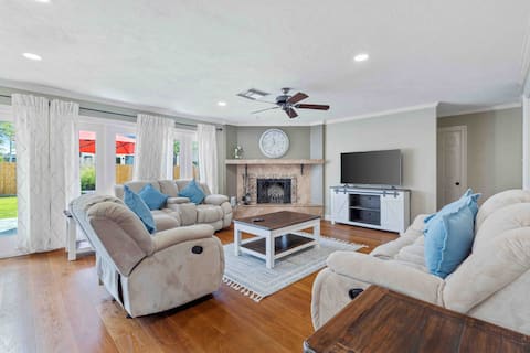 Gorgeous Home with pool table 5 min from casinos