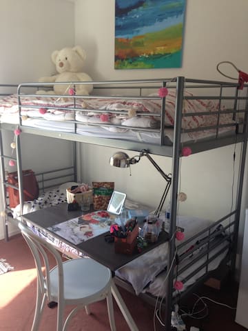 Room, private bathroom + breakfast