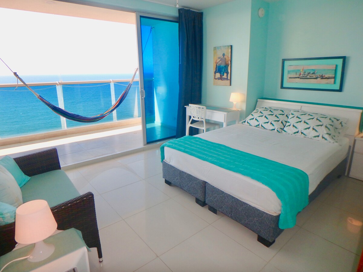 Თუ გირჩევნიათ ორადგილიანი საწოლი (1,53 x2 მ), ეს იქნება თქვენი საძინებელი ფლიგელის აბაზანითა და აივნით შესასვლელით. Საცხოვრებელი მთლიანად თქვენ გექნებათ, როგორც 1 საძინებლიანი ბინა. Ყურადღება მიაქციეთ იატაკიდან ჭერამდე უშუქო ფარდას, რომელიც აივნის კარის სიგრძეზე გადის.