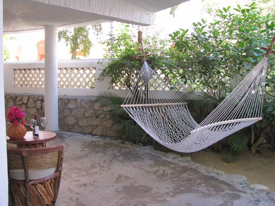 Relaxed, Tropical setting