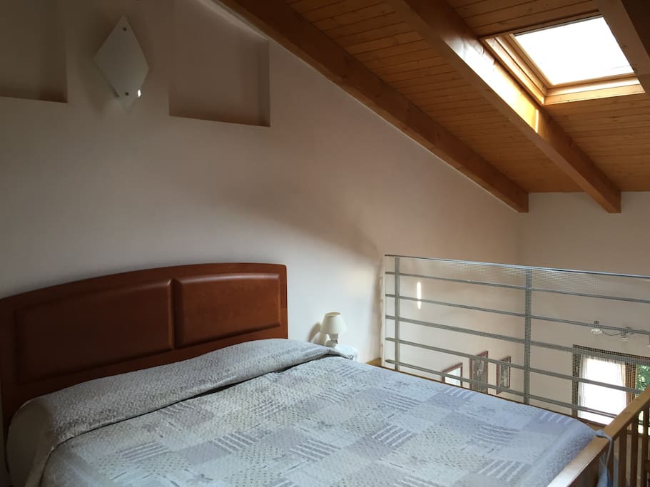 Letto matrimoniale sul soppalco