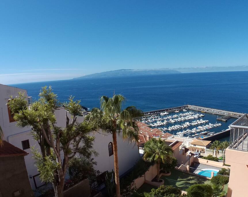 Le port, l'océan et l'île de la Gomera