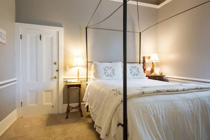 A romantic four poster Queen size bed