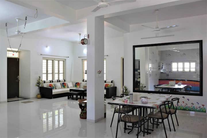 Хижа с разтегателни дивани, зона за хранене, прикрепена към кухнята.
Чудесно място за храна и семейни събирания.
