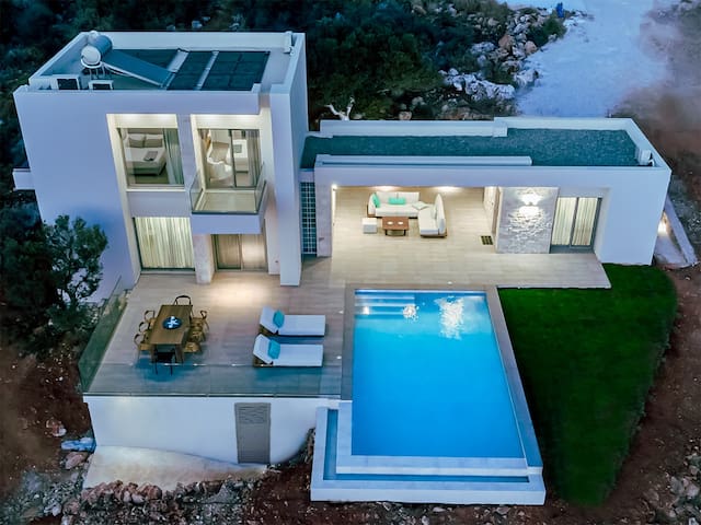 PhantΩm Villas, Villa Hero (heated pool)