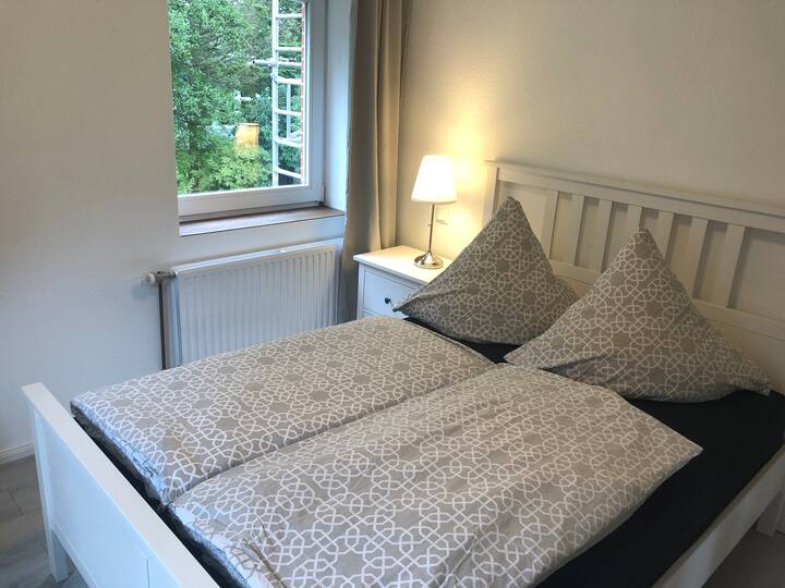 1. Spálňa s manželskou posteľou - vymenili sme ju za 1,60 m x 2,0 m posteľ s pružinovým roštom - aby sa stala ešte uvoľnenejšou!