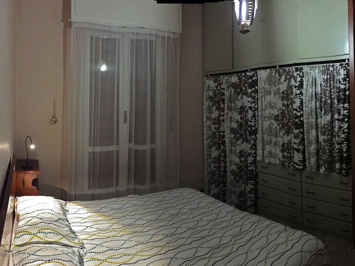 veliki ormar omogućuje vam da bez poteškoća upravljate odjećom 