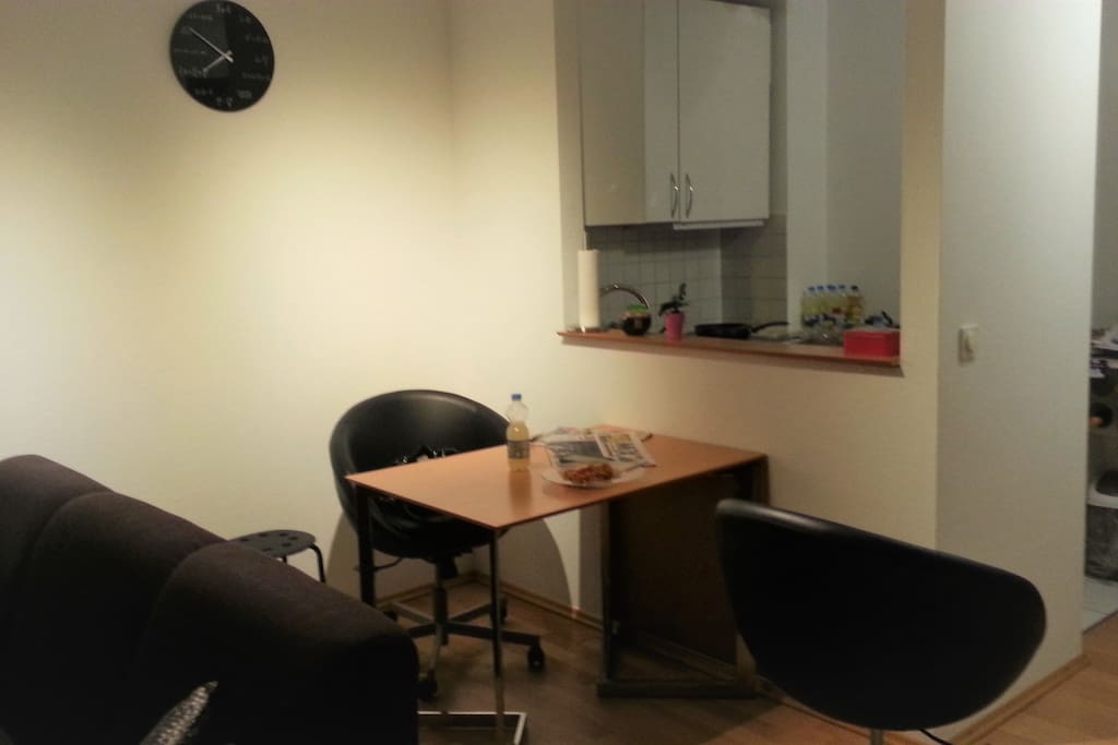 Platz am Tisch sollte genug sein, sonst einfach ausklappen