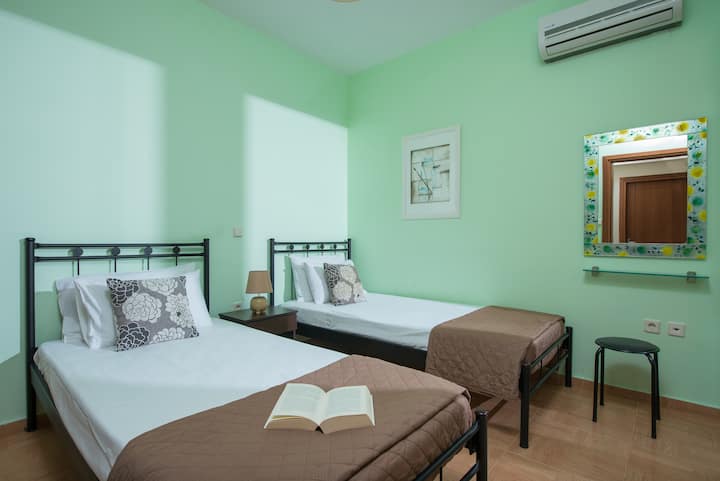 One of the 2 bedrooms with 2 single beds