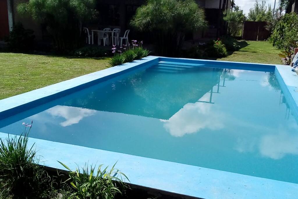 jardin amplio con piscina y hermoso verde