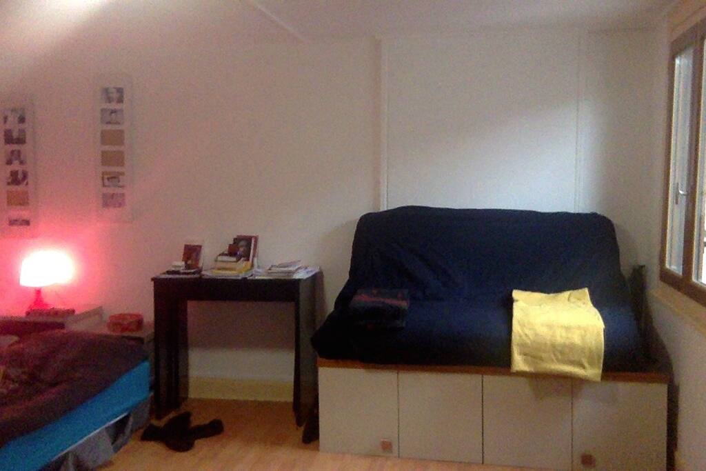 Chambre avec un coin salon et un coin dodo