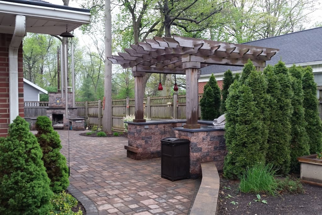 Outdoor patio/grill area