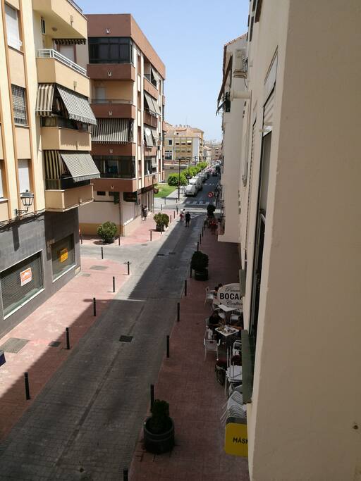 cal esa foto está tomada desde una pequeña terraza que tiene El apartamento le semipeatonal,