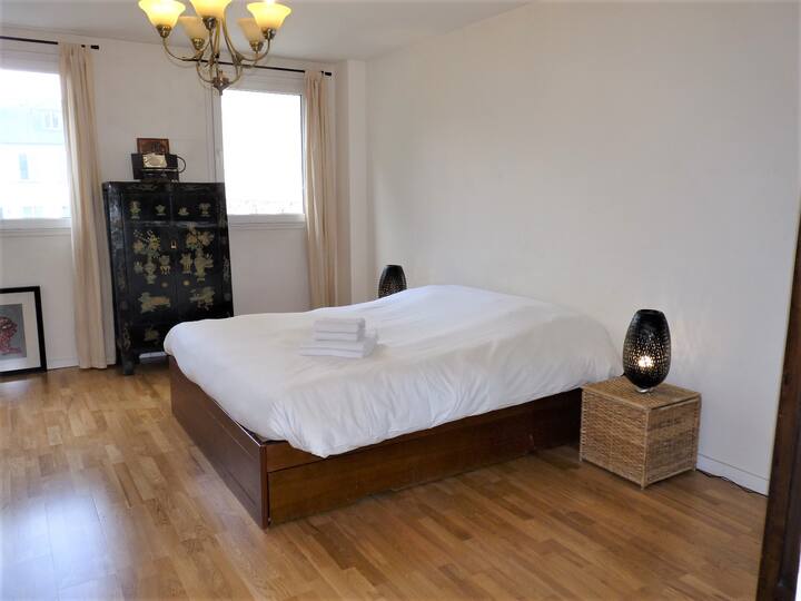 Bedroom with doublebed facing spacious courtyard 