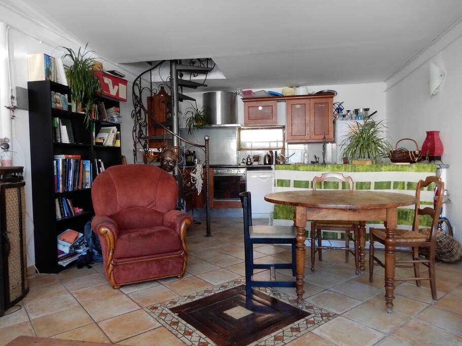intérieur confortable. Cuisine américaine ouverte sur salon spatiaux et confortable