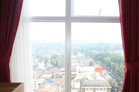 Tara House: Homey 2 Bedroom Apartment, Strategic