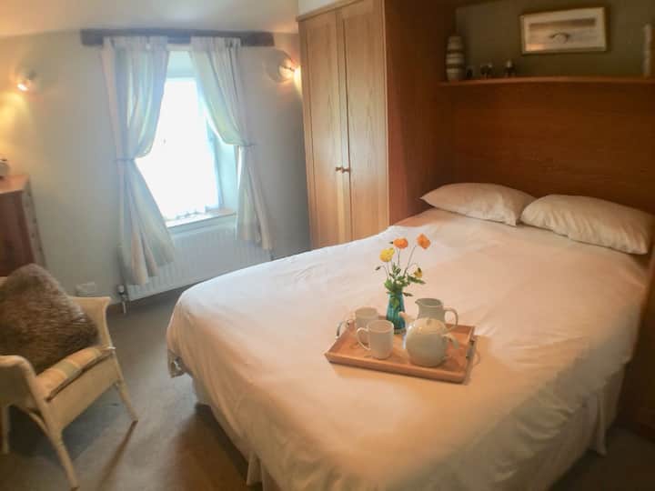 Amplio dormitorio con cama tamaño king.