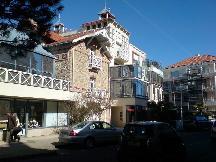 Vue de l’immeuble depuis la rue.