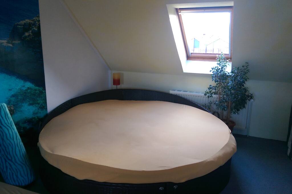 Bett 2,3M Ø im Zimmer