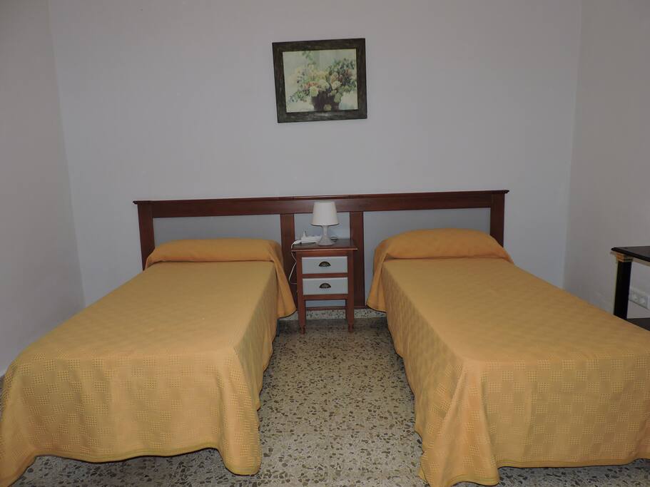 Dormitorio con dos camas individuales