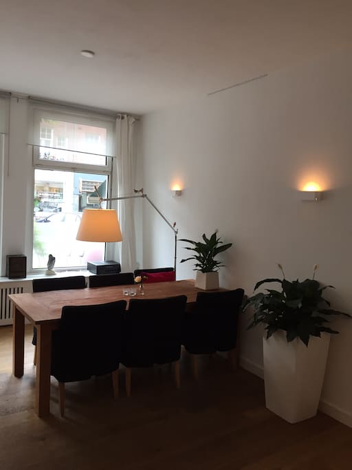 The wooden dining tabel with six comfortabele chairs.