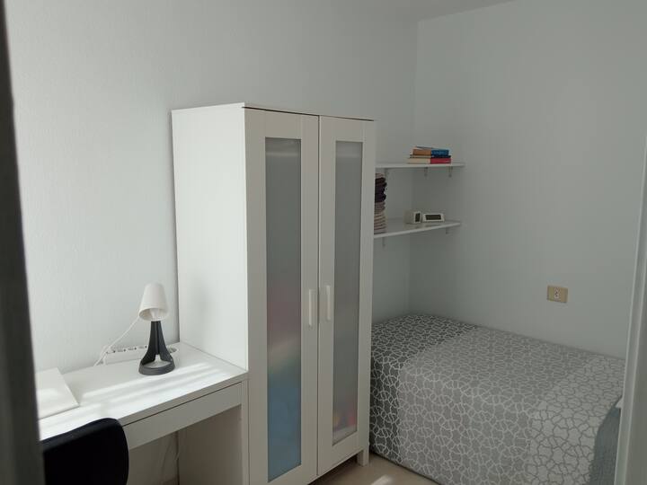 Dormitorio 3. Cama de 90x190 cm y escritorio de 140 cm junto a la ventana.