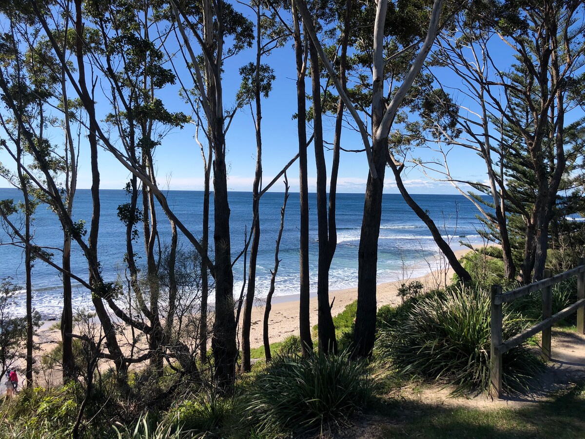 Ocean views, dog friendly and walk to the beach Houses for Rent in Ulladulla, New South Wales