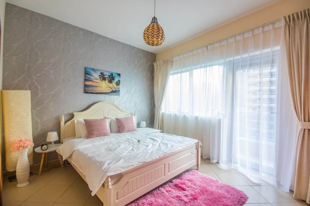 8 persons can comfortable stay in this apartment - this is the Master bedroom with a large King bed. Direct access to the balcony!