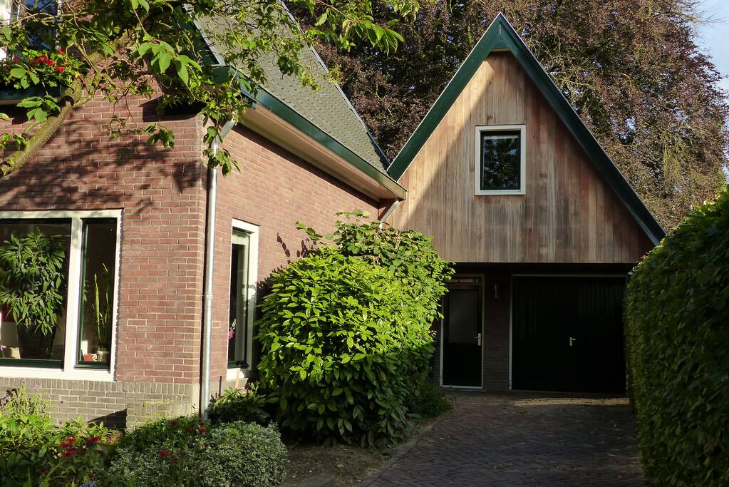 B&B in de aanbouw met eigen trapopgang