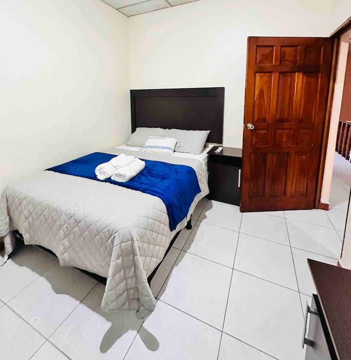 Udoban bračni krevet za odmor nakon dugog dana s noćnom svjetiljkom 