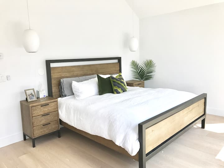 Suite principal en el último piso: cama tamaño king con TV de 45 pulgadas, baño privado con bañera y ducha de vapor, y vestidor