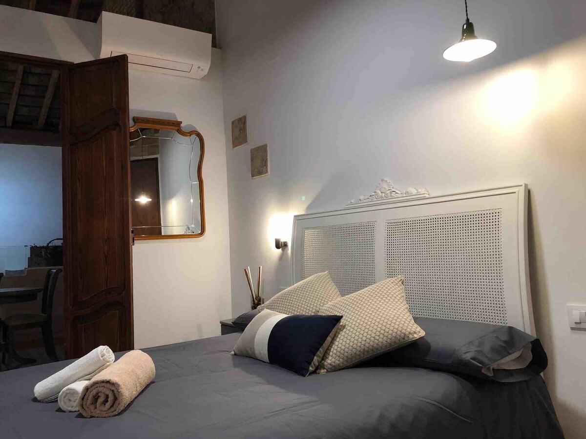 Habitación doble, con ventilador en techo y vigas de madera vistas, planta primera