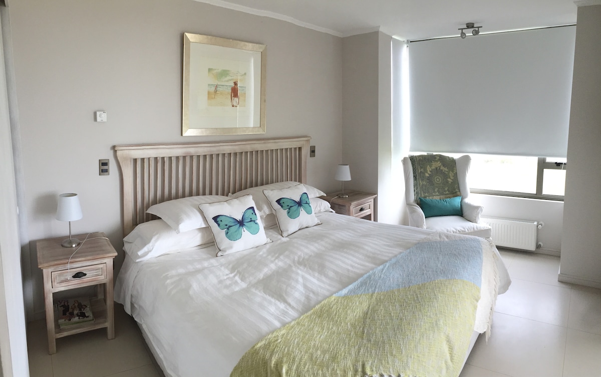 Dormitorio principal con cama King y vista al mar