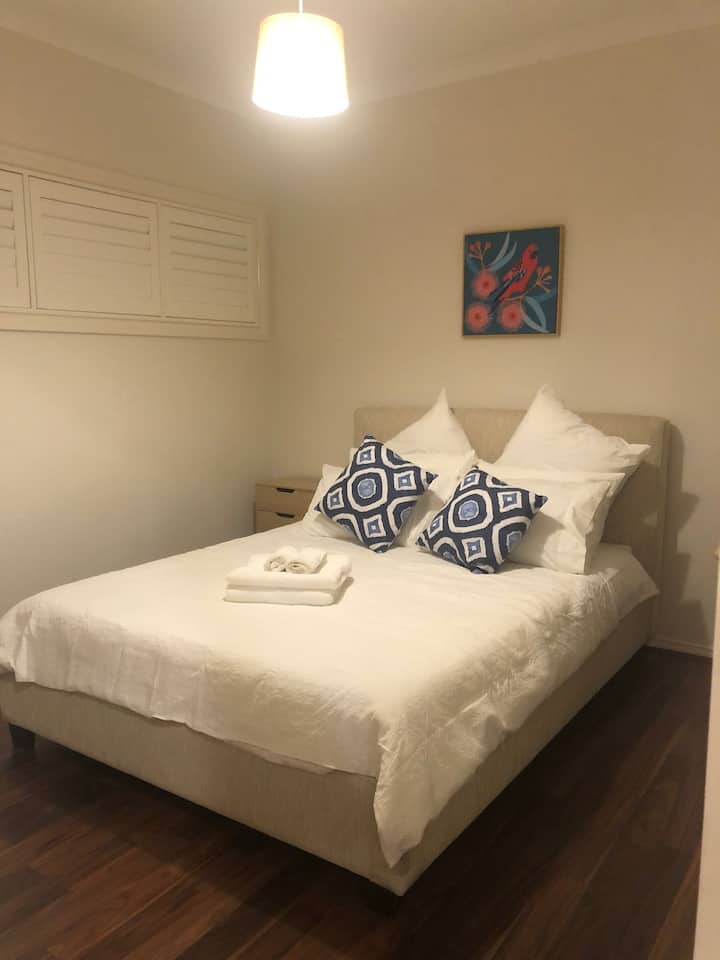 Cama Queen en el dormitorio 2