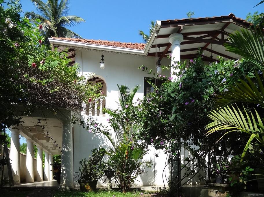 Dans une maison coloniale