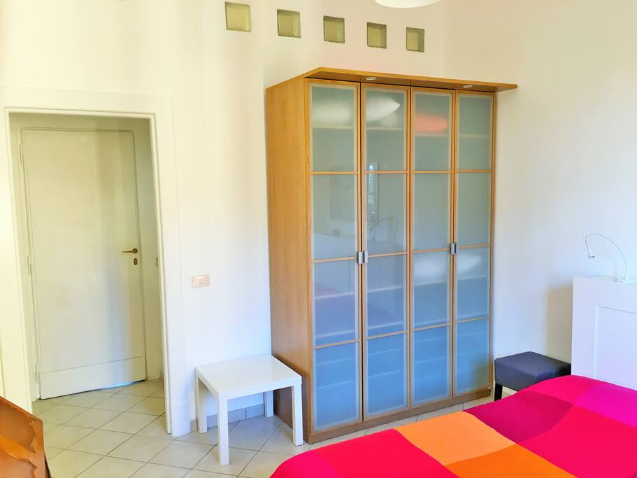 Camera Arancio è dotata di bagno privato al suo interno.