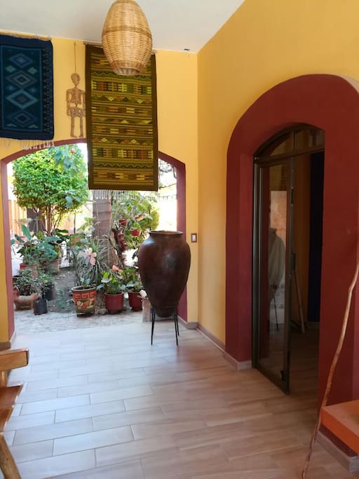 El hotelito cuenta con una Galeria de Tapetes y Tienda de regalos.