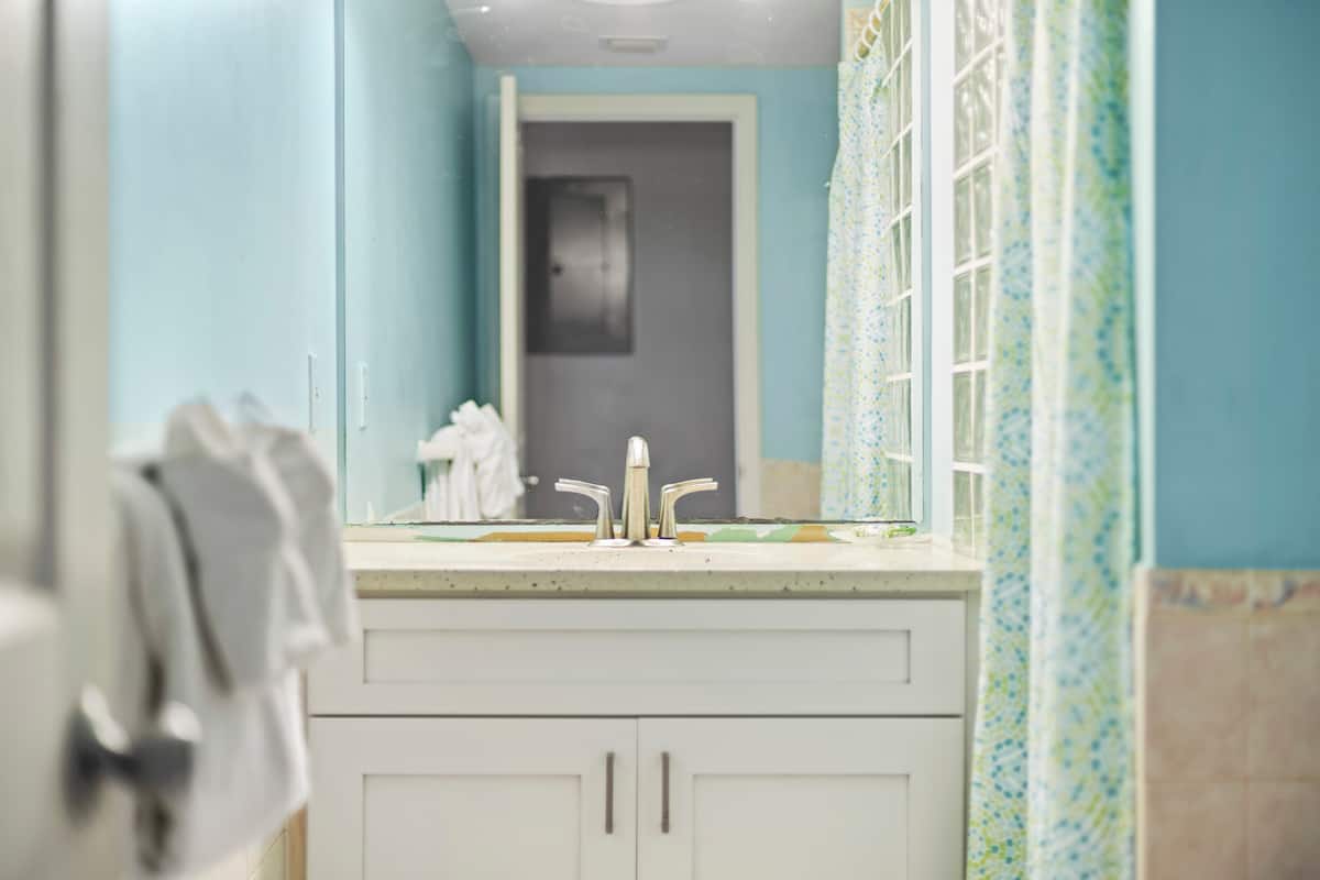 1 bdrm sleeps 3 great rates ground floor pool,