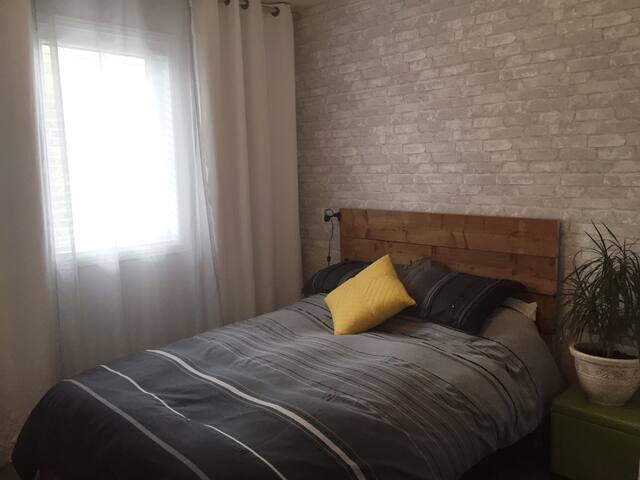 Chambre intime et confortable près du fleuve