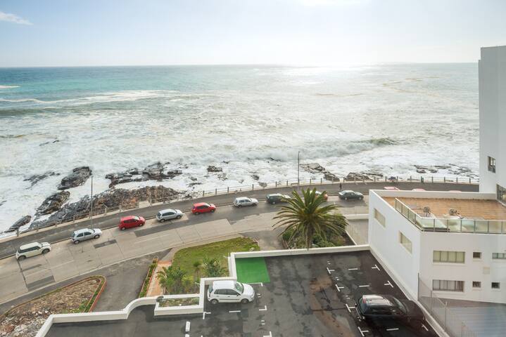 Sea Point Beach Front Gorgeous Apartment gallery image 4