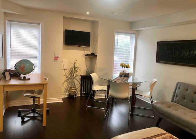 Exclusively Walkout Basement Home Free Parking Guest