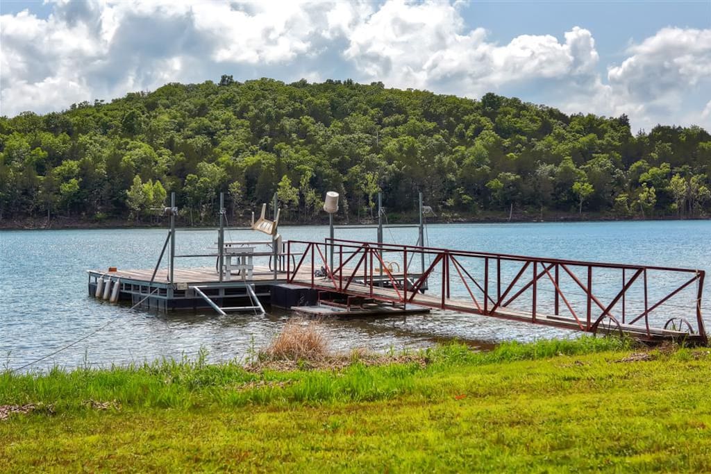 The lake is just a few steps away!