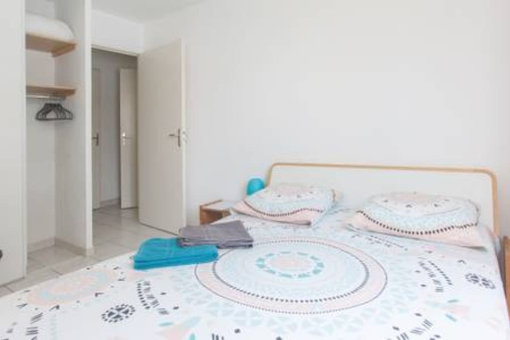 Lit 2 places, tables de chevet, miroir, dressing et cintres