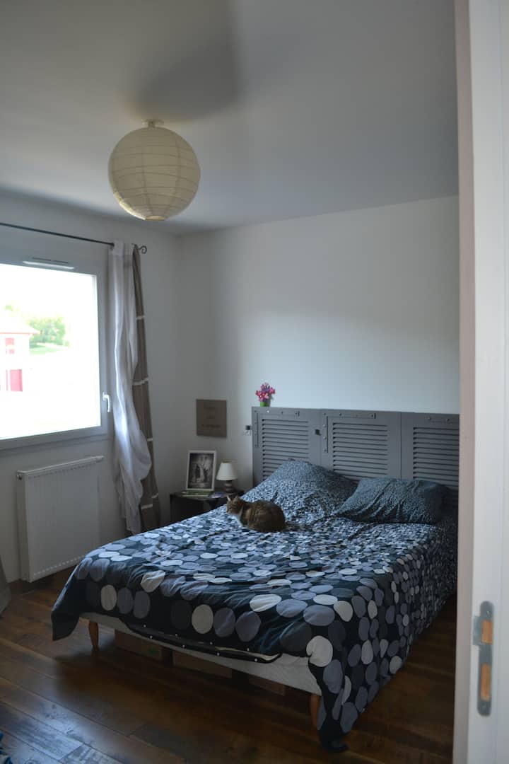 главна спалня със самостоятелна баня