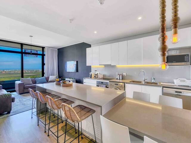 Bay View Executive Apartment with Private Office gallery image 2