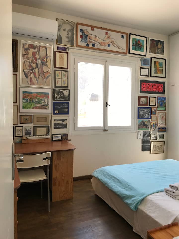 غرفة نوم مع أعمال فنية وإطلالة رائعة