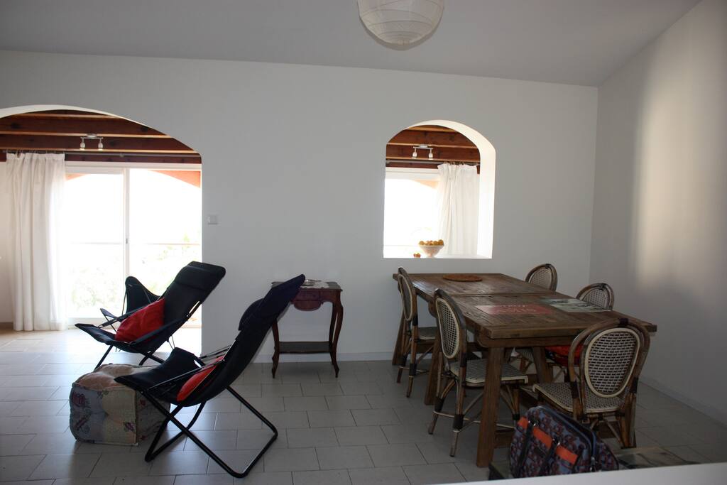 salon lumineux, vue sur mer