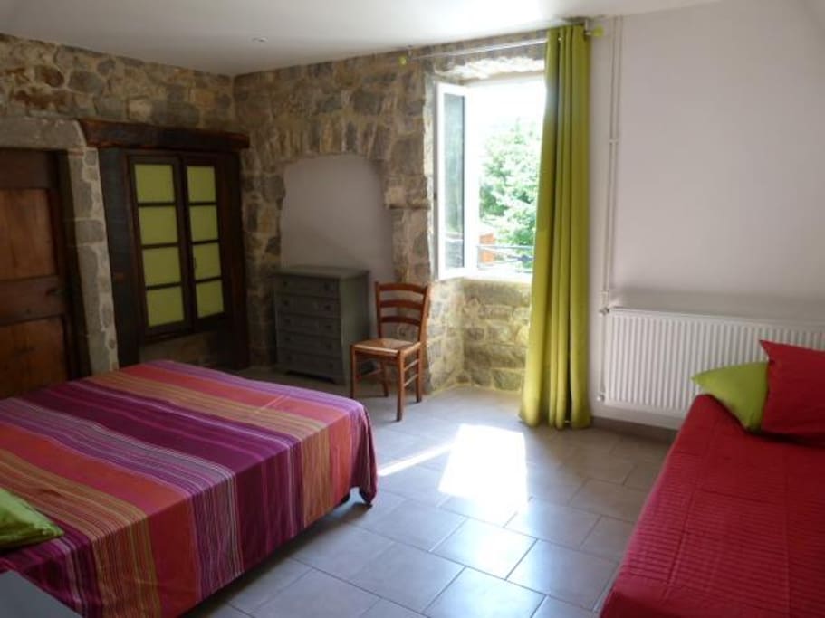 Chambre triple (1 lit double et un lit simple ou 3 lits simples)