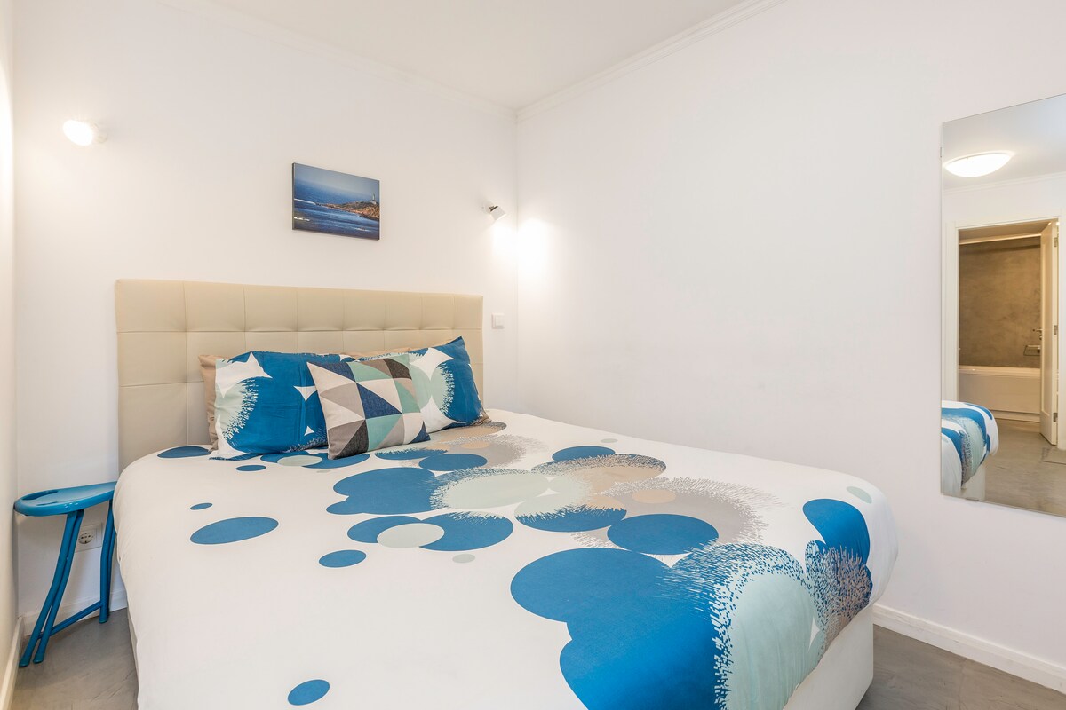 ห้องนอนพร้อมเตียงคู่